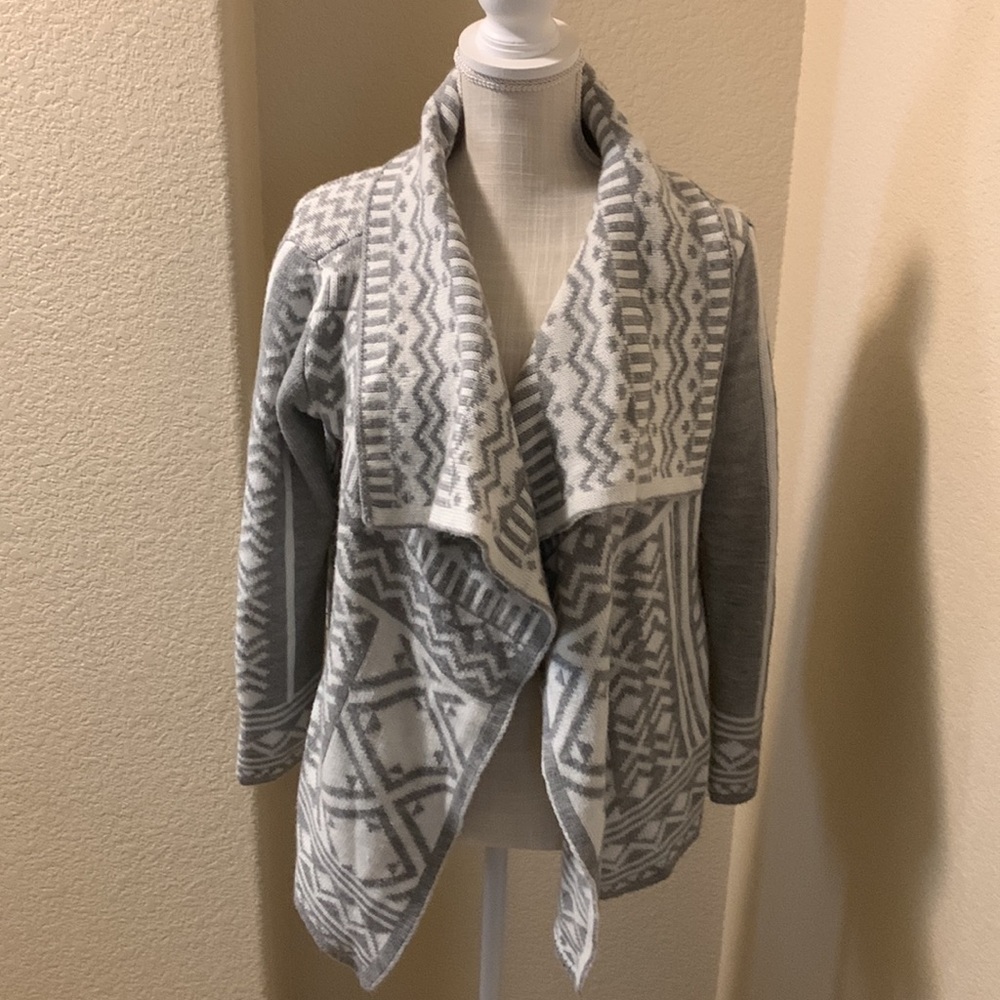 Gray and white cardigan woven heart. 54%cotton 46% acrylic. UEC